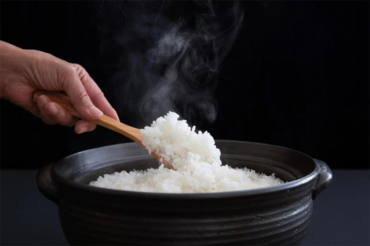 Nấu cơm bằng nước nóng hay nước lạnh ngon hơn?- Ảnh 2. Nấu cơm bằng nước nóng hay nước lạnh ngon hơn?- Ảnh 2.