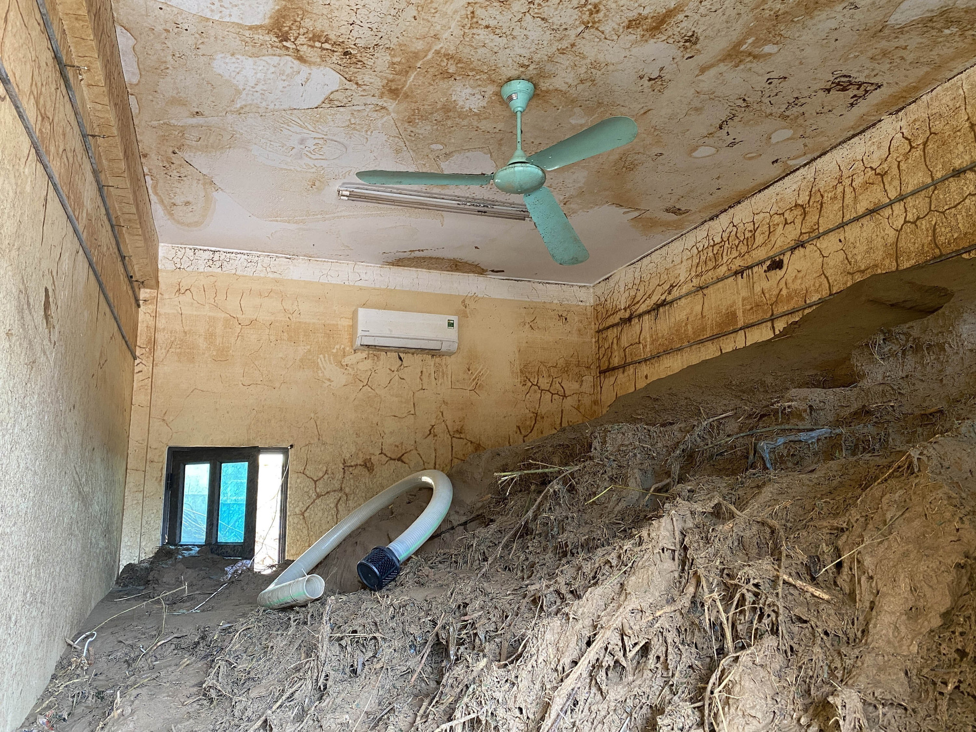 Cảnh tượng hoang tàn ở xã biên giới Nghệ An sau 5 ngày bị lũ cô lập: Bùn đất ngập sát trần nhà, người dân trắng tay vật lộn tìm tài sản- Ảnh 3. Cảnh tượng hoang tàn ở xã biên giới Nghệ An sau 5 ngày bị lũ cô lập: Bùn đất ngập sát trần nhà, người dân trắng tay vật lộn tìm tài sản- Ảnh 3.