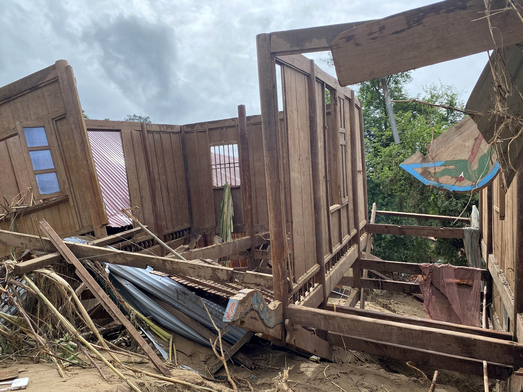 Cảnh tượng hoang tàn ở xã biên giới Nghệ An sau 5 ngày bị lũ cô lập: Bùn đất ngập sát trần nhà, người dân trắng tay vật lộn tìm tài sản- Ảnh 5. Cảnh tượng hoang tàn ở xã biên giới Nghệ An sau 5 ngày bị lũ cô lập: Bùn đất ngập sát trần nhà, người dân trắng tay vật lộn tìm tài sản- Ảnh 5.