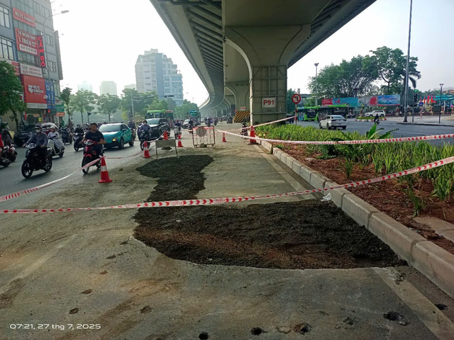 Vụ xe SH đang đi thì sụt "hố tử thần" ở Hà Nội: Trách nhiệm thuộc đơn vị nào?- Ảnh 3. Vụ xe SH đang đi thì sụt "hố tử thần" ở Hà Nội: Trách nhiệm thuộc đơn vị nào?- Ảnh 3.