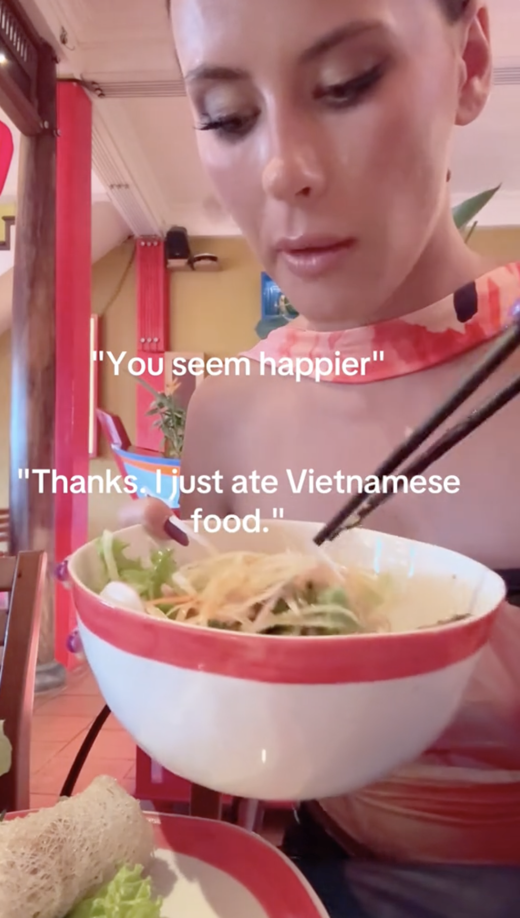 Khách Tây hạnh phúc vì ăn món gỏi đu đủ ở Việt Nam nhưng dân mạng chỉ chú ý đến một điều- Ảnh 1. Khách Tây hạnh phúc vì ăn món gỏi đu đủ ở Việt Nam nhưng dân mạng chỉ chú ý đến một điều- Ảnh 1.