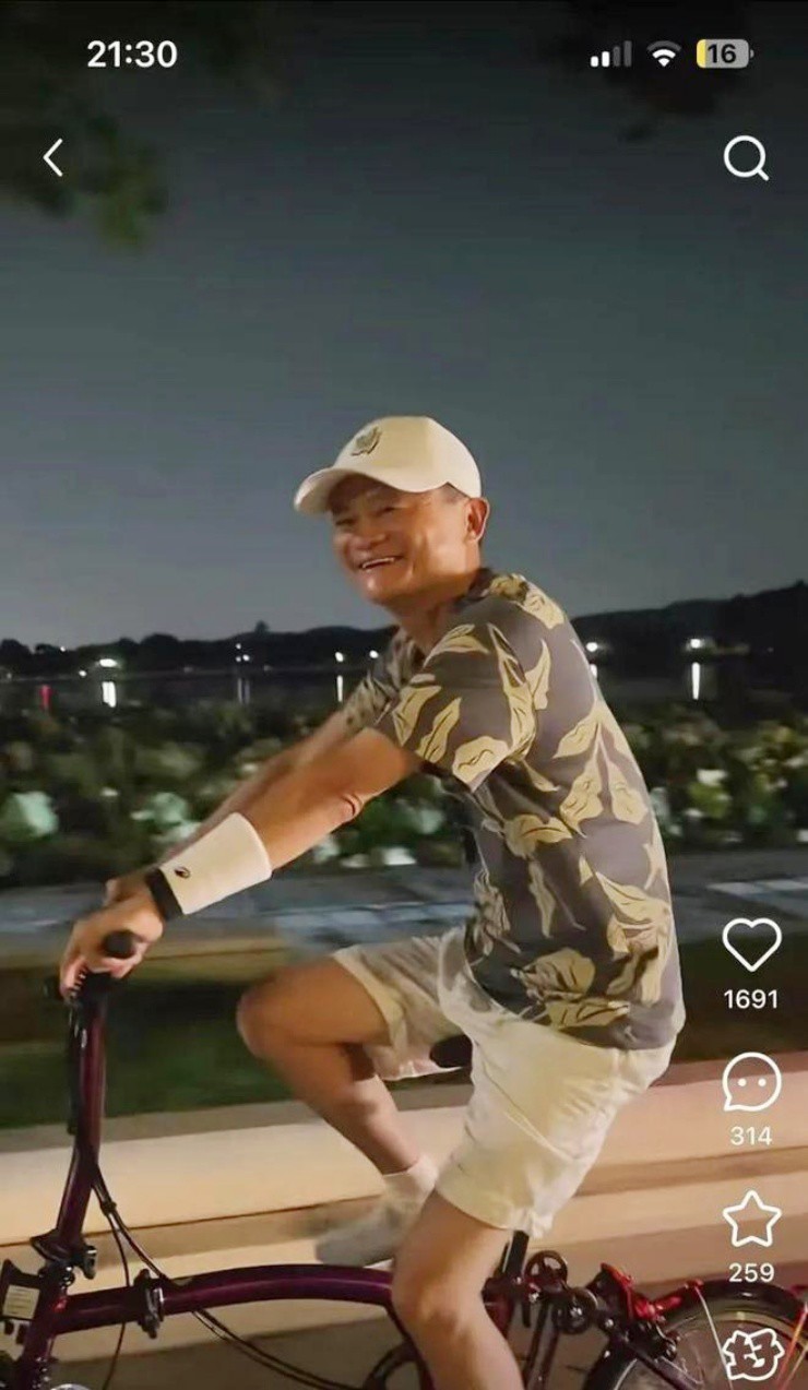 Tỷ phú Jack Ma đạp xe dạo phố đêm, “bóc” giá xe mà choáng- Ảnh 1. Tỷ phú Jack Ma đạp xe dạo phố đêm, “bóc” giá xe mà choáng- Ảnh 1.