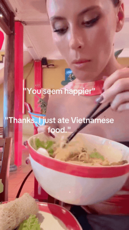 Khách Tây hạnh phúc vì ăn món gỏi đu đủ ở Việt Nam nhưng dân mạng chỉ chú ý đến một điều- Ảnh 3. Khách Tây hạnh phúc vì ăn món gỏi đu đủ ở Việt Nam nhưng dân mạng chỉ chú ý đến một điều- Ảnh 3.