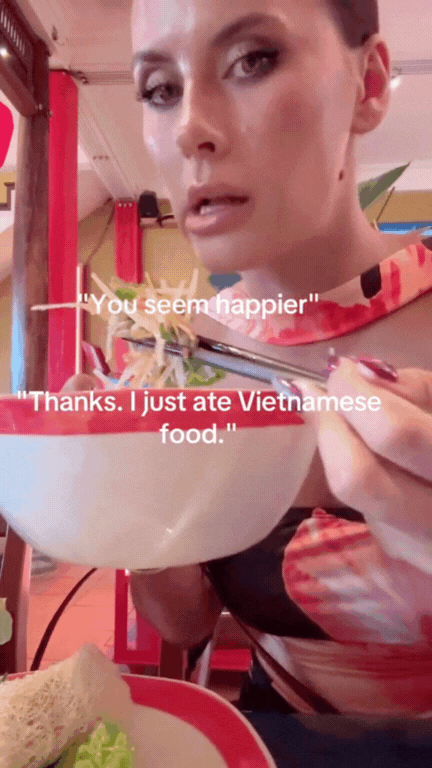 Khách Tây hạnh phúc vì ăn món gỏi đu đủ ở Việt Nam nhưng dân mạng chỉ chú ý đến một điều- Ảnh 4. Khách Tây hạnh phúc vì ăn món gỏi đu đủ ở Việt Nam nhưng dân mạng chỉ chú ý đến một điều- Ảnh 4.