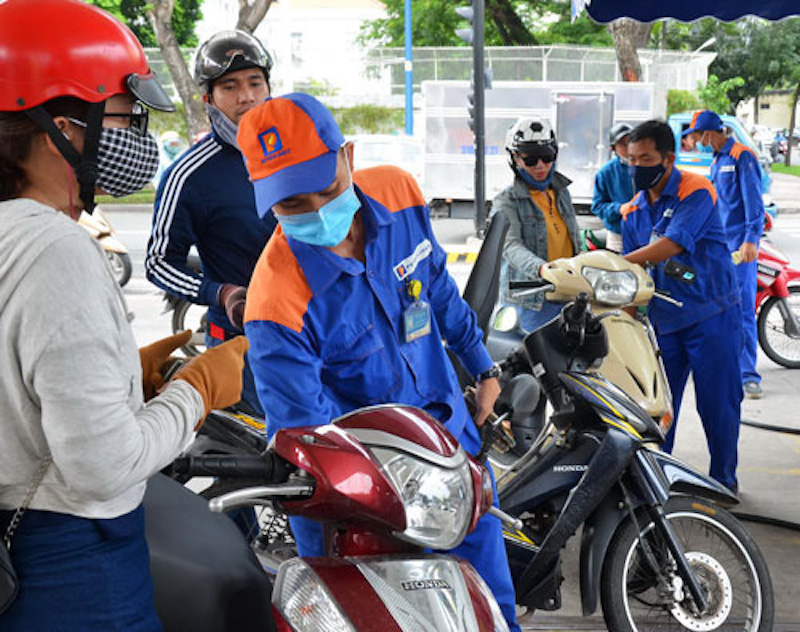 Cấm xe máy chạy xăng, cây xăng có thể chuyển thành trạm sạc xe điện?- Ảnh 1.