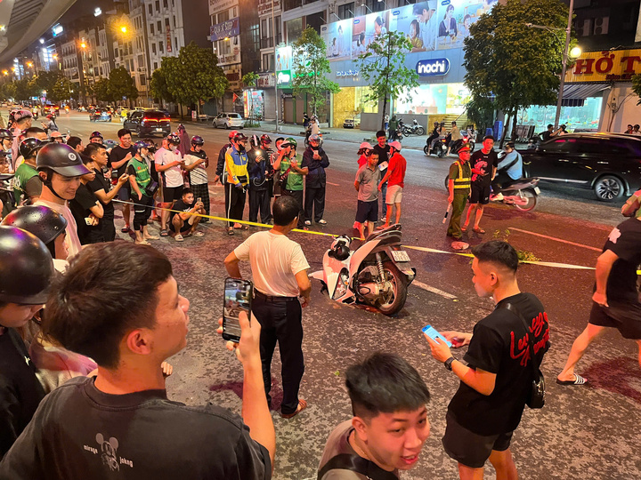 Hà Nội: 'Hố tử thần' xuất hiện sau trận mưa lớn, 'nuốt' xe máy đi đường- Ảnh 2. Hà Nội: 'Hố tử thần' xuất hiện sau trận mưa lớn, 'nuốt' xe máy đi đường- Ảnh 2.