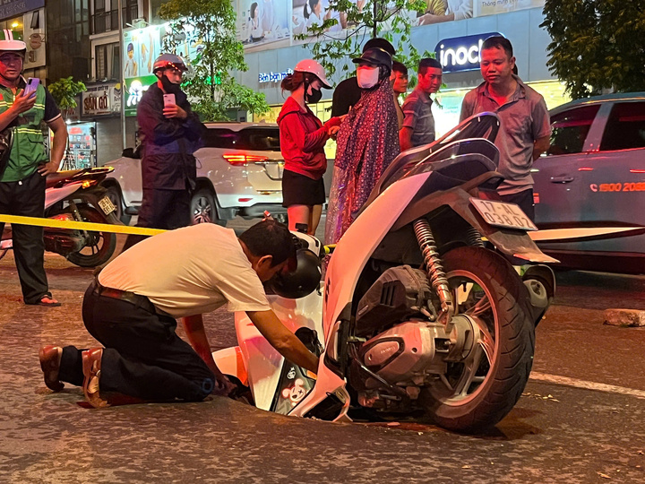 Hà Nội: 'Hố tử thần' xuất hiện sau trận mưa lớn, 'nuốt' xe máy đi đường- Ảnh 3. Hà Nội: 'Hố tử thần' xuất hiện sau trận mưa lớn, 'nuốt' xe máy đi đường- Ảnh 3.