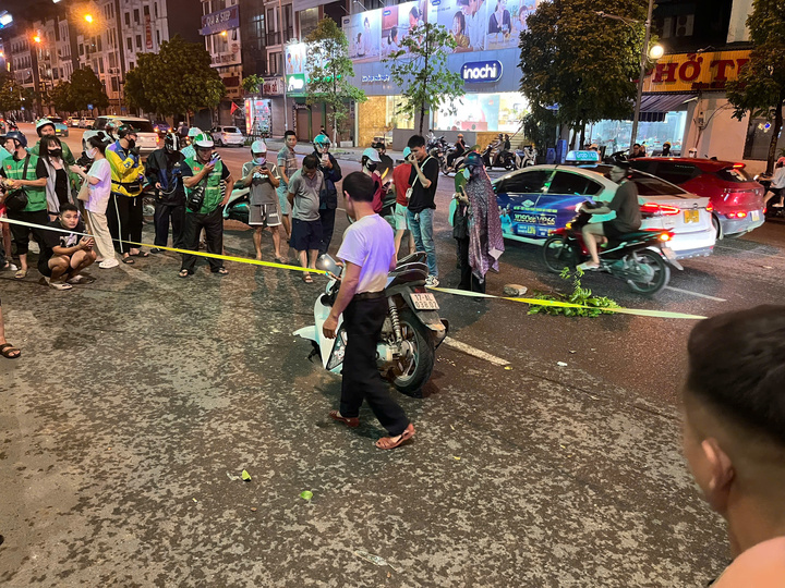 Hà Nội: 'Hố tử thần' xuất hiện sau trận mưa lớn, 'nuốt' xe máy đi đường- Ảnh 1. Hà Nội: 'Hố tử thần' xuất hiện sau trận mưa lớn, 'nuốt' xe máy đi đường- Ảnh 1.