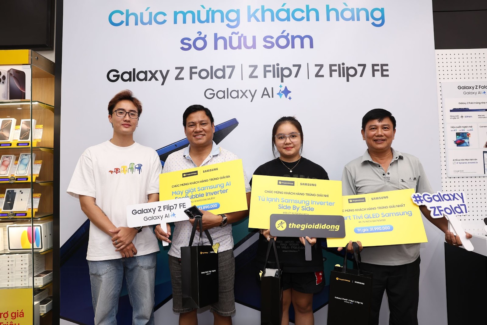 Khách hàng hào hứng nhận sớm Galaxy Z 2025 cùng loạt quà giá trị từ Thế Giới Di Động- Ảnh 3. Khách hàng hào hứng nhận sớm Galaxy Z 2025 cùng loạt quà giá trị từ Thế Giới Di Động- Ảnh 3.