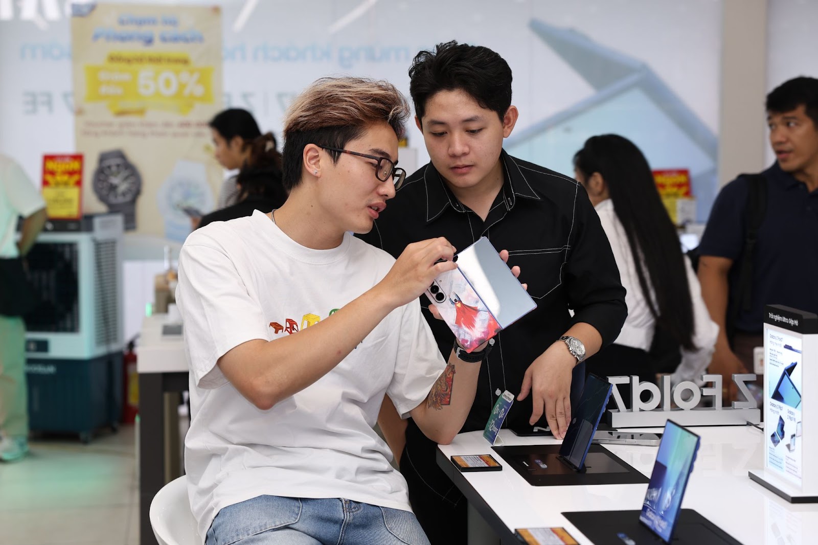 Khách hàng hào hứng nhận sớm Galaxy Z 2025 cùng loạt quà giá trị từ Thế Giới Di Động- Ảnh 4. Khách hàng hào hứng nhận sớm Galaxy Z 2025 cùng loạt quà giá trị từ Thế Giới Di Động- Ảnh 4.