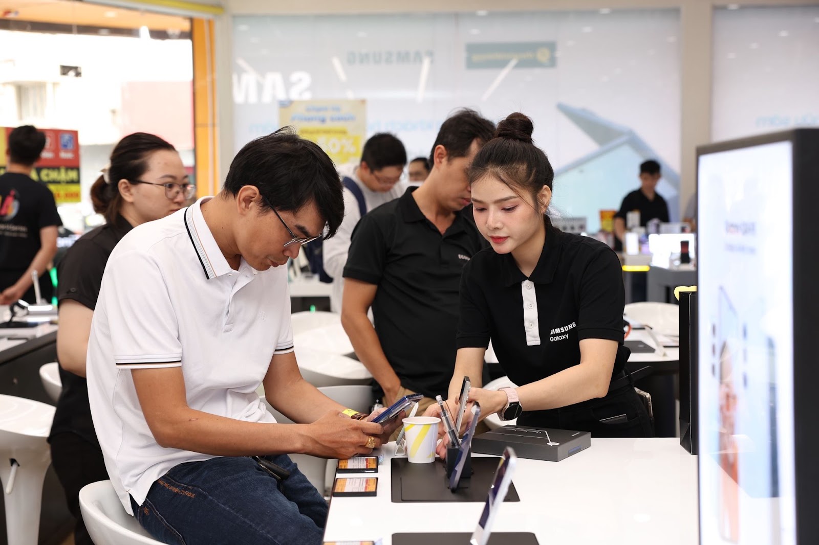Khách hàng hào hứng nhận sớm Galaxy Z 2025 cùng loạt quà giá trị từ Thế Giới Di Động- Ảnh 5. Khách hàng hào hứng nhận sớm Galaxy Z 2025 cùng loạt quà giá trị từ Thế Giới Di Động- Ảnh 5.