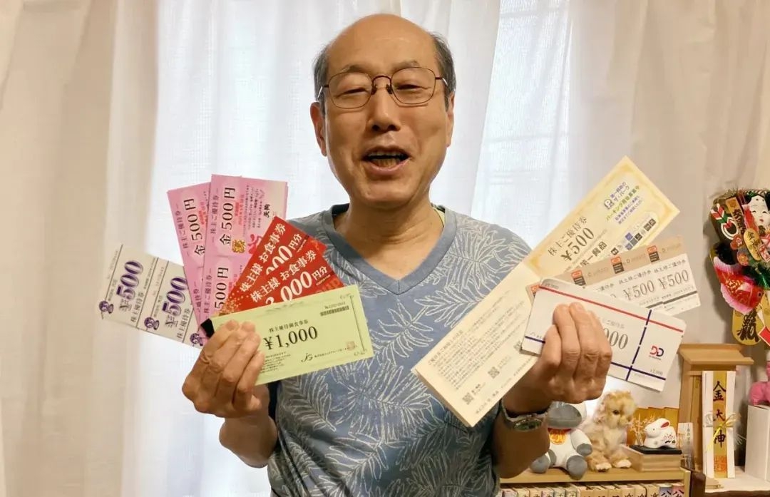 "Thần chứng khoán" Nhật Bản 75 tuổi: Từng đầu tư 900 cổ phiếu, tài sản hơn 2.100 tỷ đồng nhưng không tiêu tiền suốt 10 năm, sống bằng "ưu đãi" đặc biệt không ai ngờ- Ảnh 4.