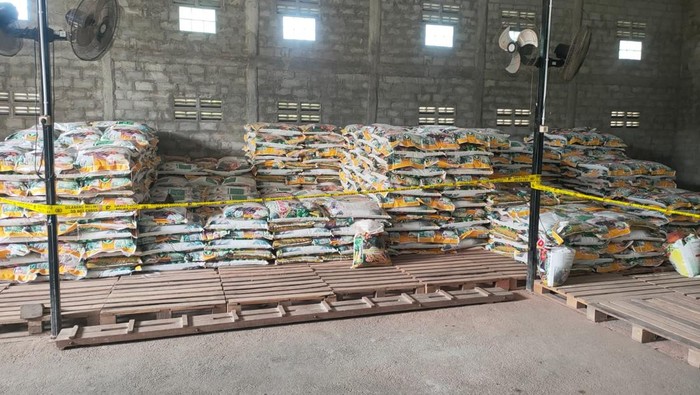 Đột kích một nhà máy, công an triệt phá đường dây sản xuất phân bón giả, bắt giữ giám đốc và tịch thu hàng trăm tấn sản phẩm- Ảnh 1.