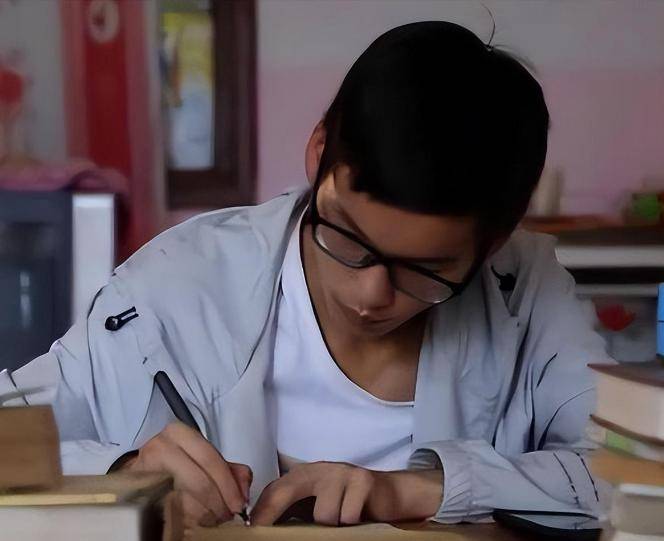 Nam sinh đỗ trường ĐH đỉnh nhất cả nước nhưng vẫn bị coi thường chỉ vì một công việc làm trước đó: 4 năm sau ai cũng sáng mắt!- Ảnh 1. Nam sinh đỗ trường ĐH đỉnh nhất cả nước nhưng vẫn bị coi thường chỉ vì một công việc làm trước đó: 4 năm sau ai cũng sáng mắt!- Ảnh 1.
