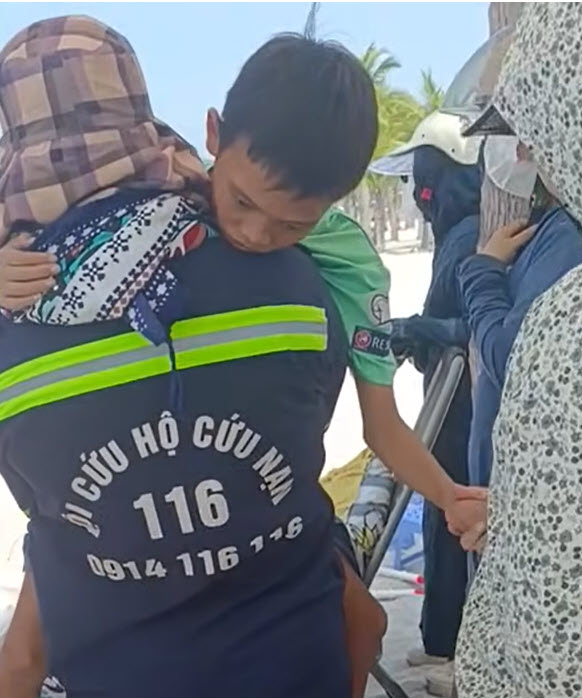 Hiện trường nơi phát hiện thi thể người cha mất tích sau khi cùng con trai đi tắm biển ở Quảng Ninh- Ảnh 2. Hiện trường nơi phát hiện thi thể người cha mất tích sau khi cùng con trai đi tắm biển ở Quảng Ninh- Ảnh 2.
