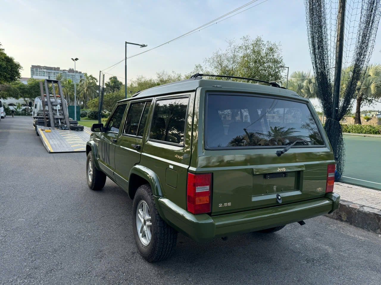 Ông Đặng Lê Nguyên Vũ lại có thêm 'hàng độc': SUV địa hình Jeep Cherokee gần 25 năm tuổi chỉ mới đi hơn 1.600km- Ảnh 3. Ông Đặng Lê Nguyên Vũ lại có thêm 'hàng độc': SUV địa hình Jeep Cherokee gần 25 năm tuổi chỉ mới đi hơn 1.600km- Ảnh 3.