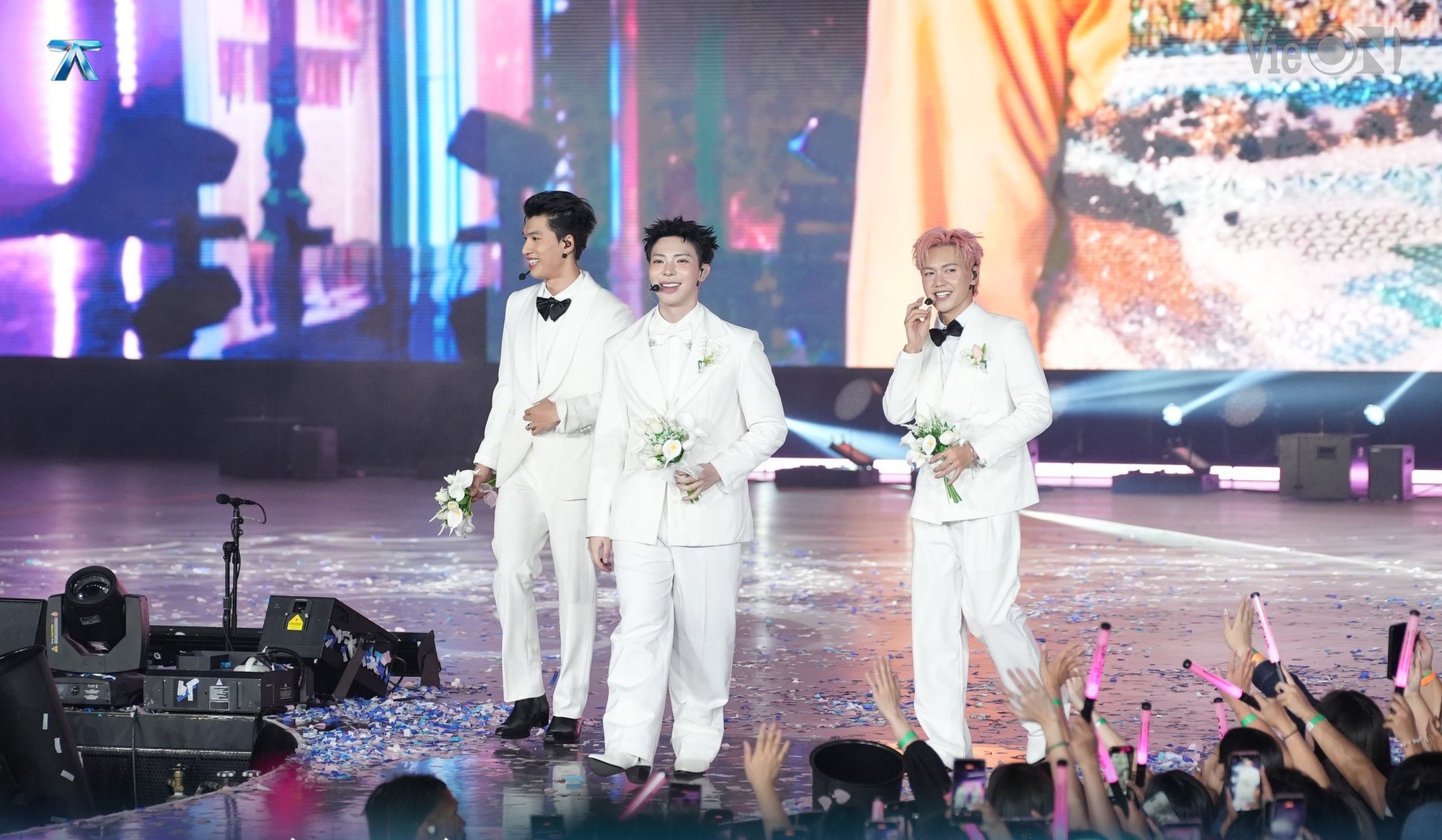 Concert Anh trai tại Mỹ bán vé đắt hơn BLACKPINK vẫn kín chỗ cả 2 đêm: Hàng vạn khán giả đổ xô “săn” vé, có người bay từ Việt Nam sang- Ảnh 4.