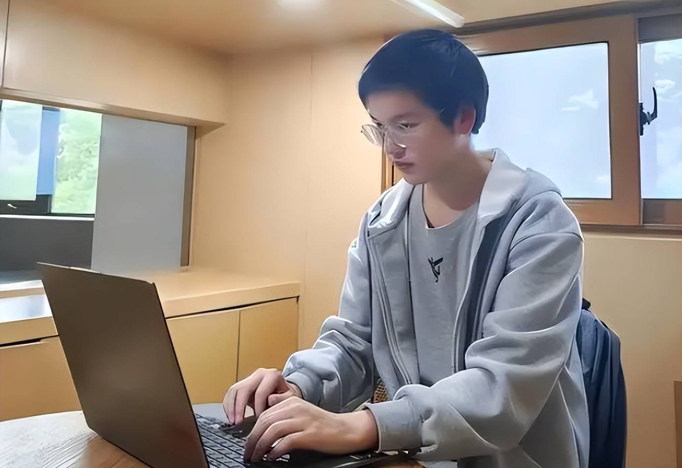 Nam sinh đỗ trường ĐH đỉnh nhất cả nước nhưng vẫn bị coi thường chỉ vì một công việc làm trước đó: 4 năm sau ai cũng sáng mắt!- Ảnh 3. Nam sinh đỗ trường ĐH đỉnh nhất cả nước nhưng vẫn bị coi thường chỉ vì một công việc làm trước đó: 4 năm sau ai cũng sáng mắt!- Ảnh 3.