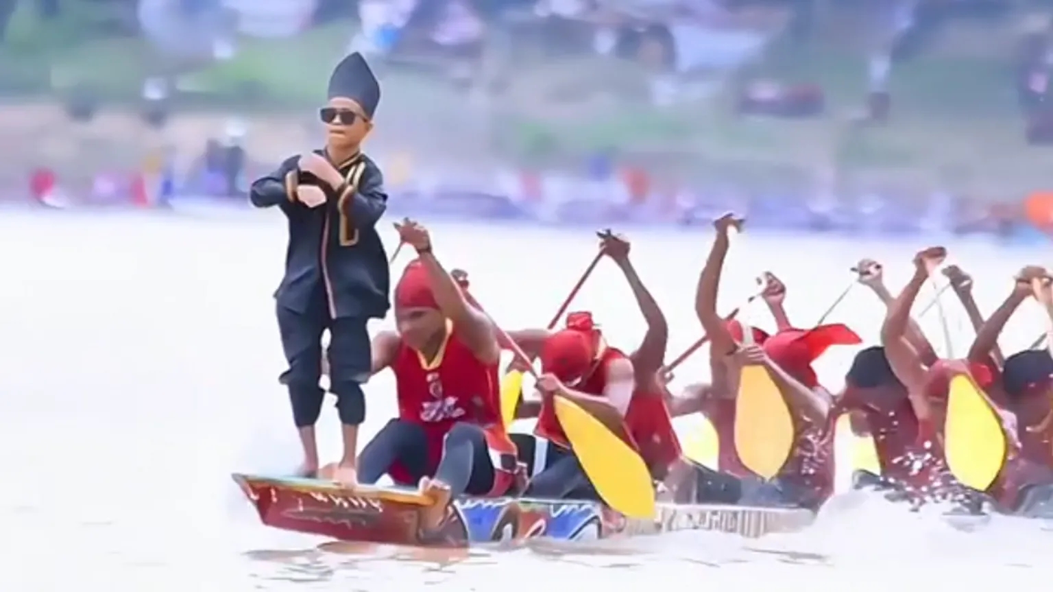 Cậu bé 11 tuổi trở thành đại sứ du lịch sau clip viral toàn cầu, được nhận học bổng và 