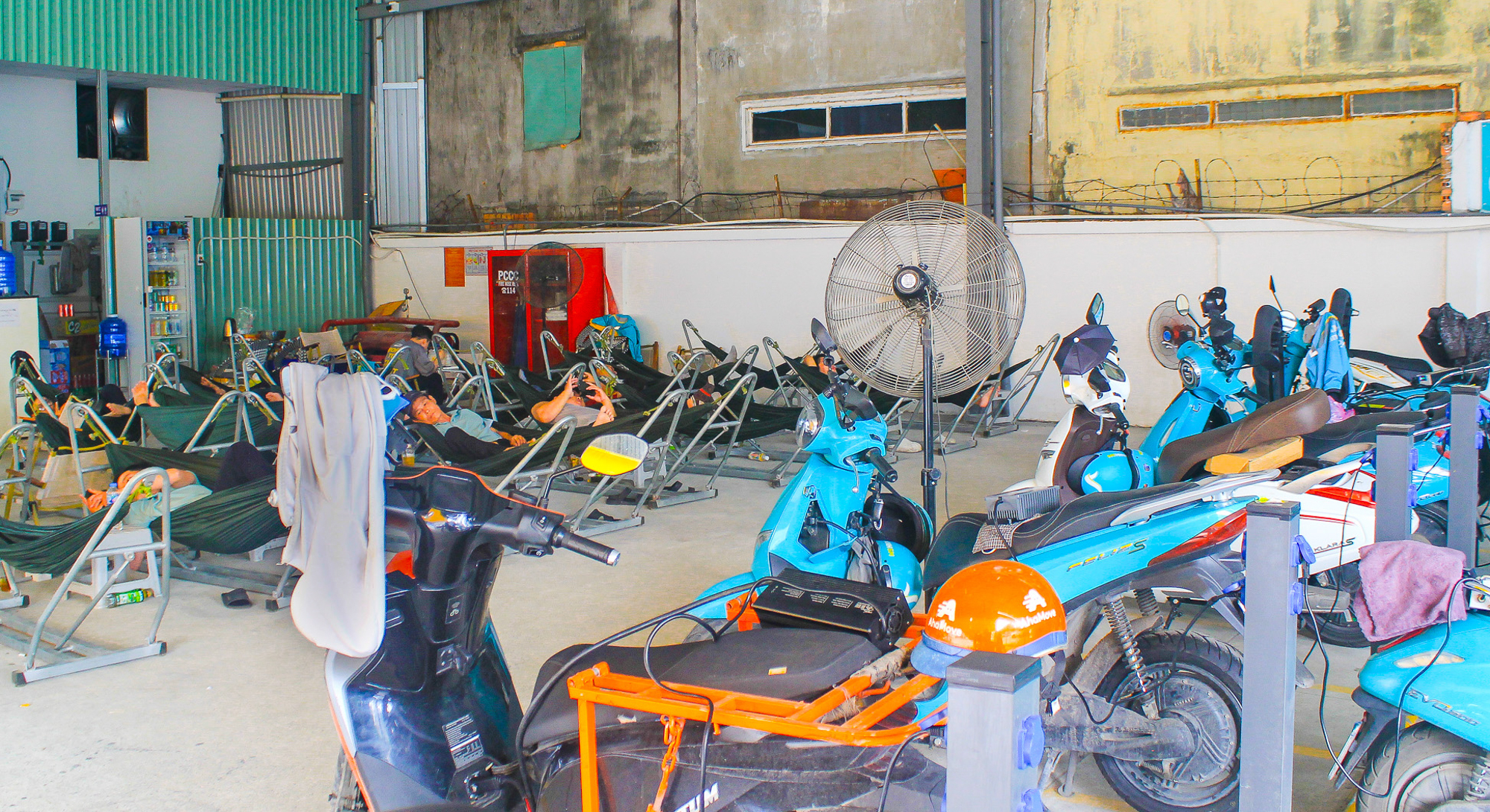 Cà phê võng phiên bản plus: Chỉ 30.000 đồng mà vừa uống nước, vừa sạc xe điện, vừa có chỗ tắm đang gây sốt ở TP.HCM- Ảnh 1.