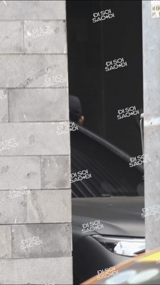 Độc quyền: "Tóm dính" vợ chồng Tóc Tiên giữa lúc nghi rạn nứt, Touliver có 1 hành động lộ rõ thái độ- Ảnh 4. Độc quyền: "Tóm dính" vợ chồng Tóc Tiên giữa lúc nghi rạn nứt, Touliver có 1 hành động lộ rõ thái độ- Ảnh 4.