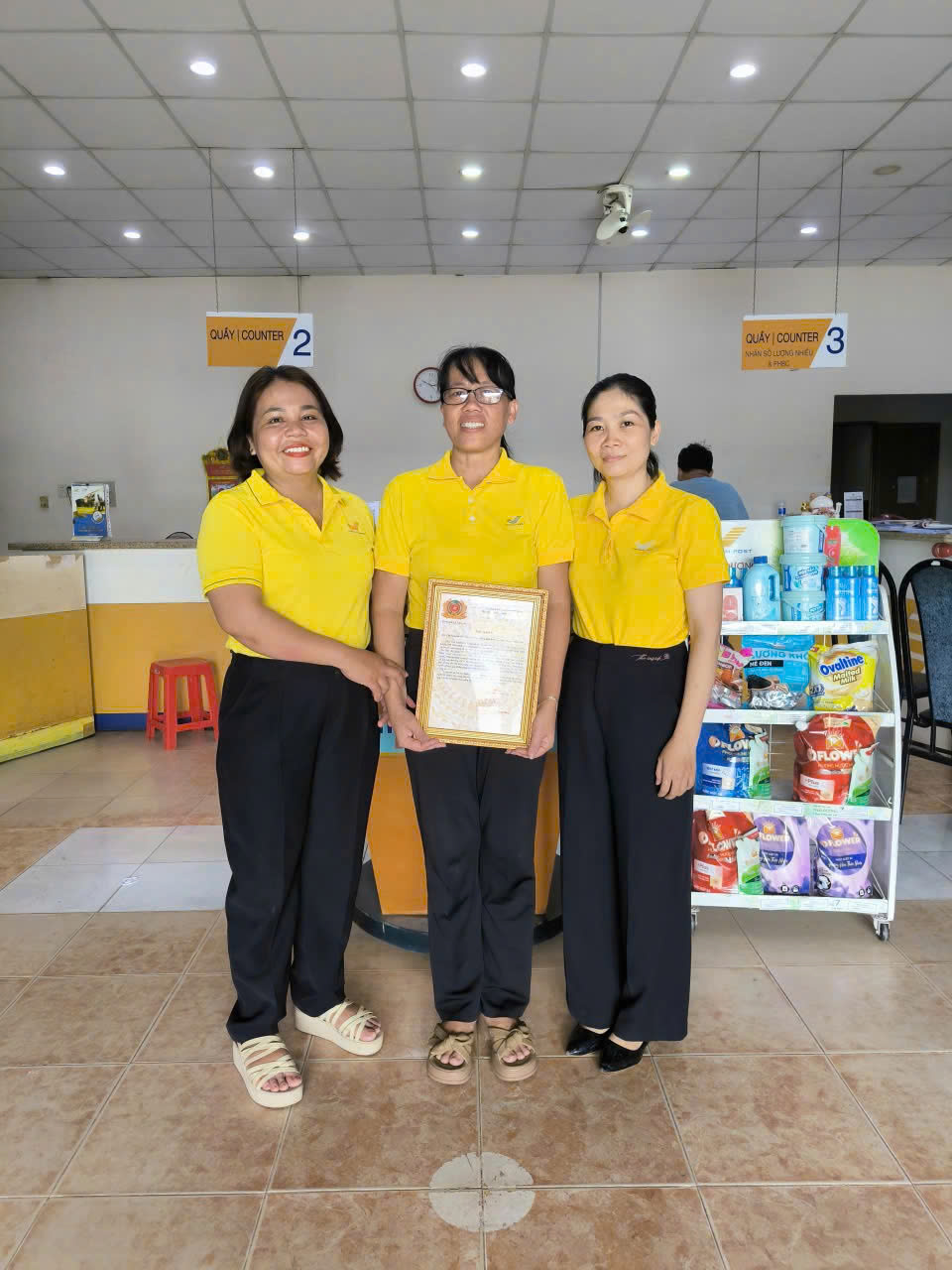 Đã gửi 15 triệu đồng, khách hàng tiếp tục đến bưu điện chuyển khoản thêm 60 triệu đồng: Nhân viên Vietnam Post vừa giao dịch, vừa báo công an- Ảnh 1. Đã gửi 15 triệu đồng, khách hàng tiếp tục đến bưu điện chuyển khoản thêm 60 triệu đồng: Nhân viên Vietnam Post vừa giao dịch, vừa báo công an- Ảnh 1.