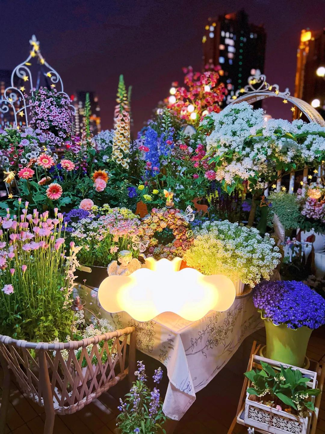 Tôi cải tạo sân thượng 10m² thành vườn hoa nở quanh năm và 4 năm sau khiến ai đến cũng phải trầm trồ- Ảnh 23.