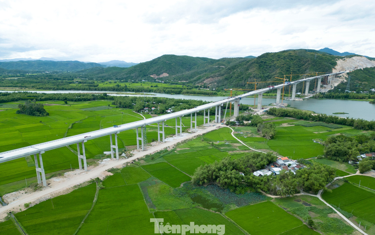 Cầu Kỳ Lộ là công trình cầu có yêu cầu kỹ thuật phức tạp nhất trong các dự án thành phần cao tốc Bắc - Nam phía đông. Bằng sự nỗ lực quyết tâm, các đơn vị tổ chức thi công hiệu quả và hoàn thành mục tiêu hợp long cầu Kỳ Lộ đạt và vượt tiến độ đề ra. Cây cầu được Ban Quản lý dự án 85 (Bộ Xây dựng) tổ chức lễ hợp long hôm 18/7. Cầu Kỳ Lộ là công trình cầu có yêu cầu kỹ thuật phức tạp nhất trong các dự án thành phần cao tốc Bắc - Nam phía đông. Bằng sự nỗ lực quyết tâm, các đơn vị tổ chức thi công hiệu quả và hoàn thành mục tiêu hợp long cầu Kỳ Lộ đạt và vượt tiến độ đề ra. Cây cầu được Ban Quản lý dự án 85 (Bộ Xây dựng) tổ chức lễ hợp long hôm 18/7.