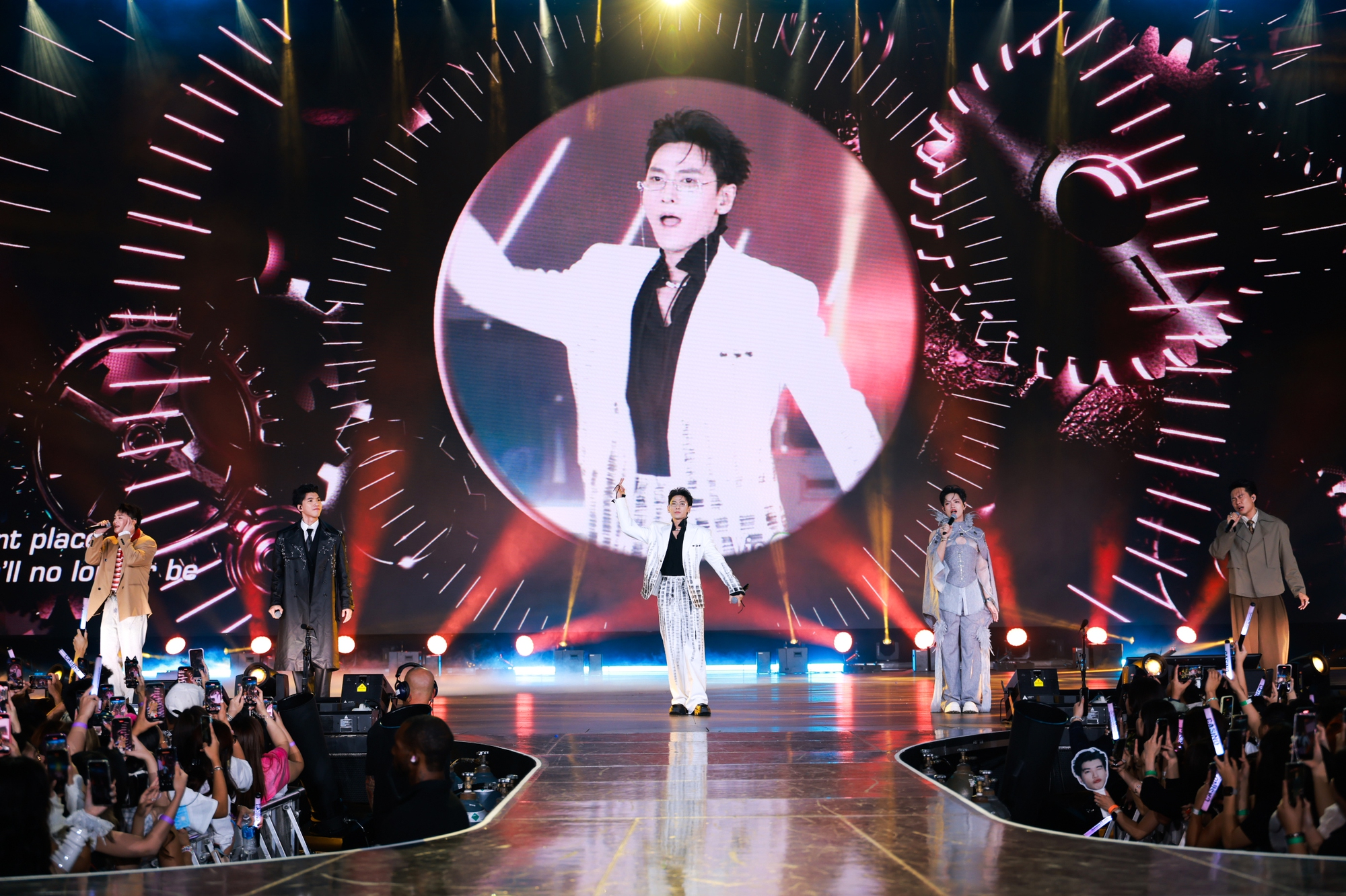 “Ông lớn giải trí” DatVietVAC “chơi lớn” tổ chức concert mang tầm quốc tế tại Mỹ, HIEUTHUHAI: “Tự hào được hát các ca khúc Việt”- Ảnh 4.