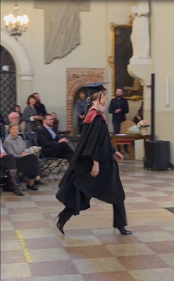 1,8 triệu người dõi theo bóng lưng một nữ sinh: Vài bước chân lên nhận bằng mà biến cả lễ tốt nghiệp thành sàn catwalk- Ảnh 2.