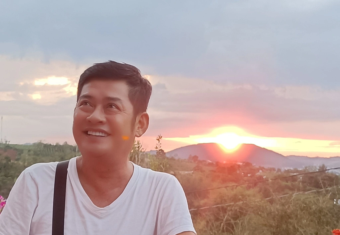 Nam nghệ sĩ là con trai “Hoàng đế đĩa nhựa Việt Nam”: Tuổi 60 tập vật lý trị liệu, châm cứu mỗi ngày- Ảnh 1.