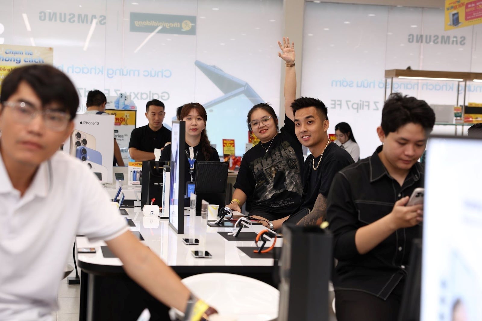 Khách hàng hào hứng nhận sớm Galaxy Z 2025 cùng loạt quà giá trị từ Thế Giới Di Động- Ảnh 1. Khách hàng hào hứng nhận sớm Galaxy Z 2025 cùng loạt quà giá trị từ Thế Giới Di Động- Ảnh 1.