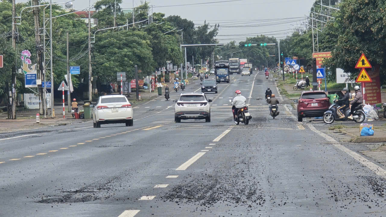 Cận cảnh Quốc lộ 19 vừa làm đã "hỏng", địa phương không nhận bàn giao- Ảnh 1.