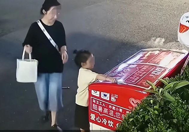 Bức ảnh đang khiến cộng đồng mạng bức xúc: Cha mẹ ăn mặc tươm tất nhưng cách cư xử lại khiến con bị ảnh hưởng cả đời- Ảnh 1. Bức ảnh đang khiến cộng đồng mạng bức xúc: Cha mẹ ăn mặc tươm tất nhưng cách cư xử lại khiến con bị ảnh hưởng cả đời- Ảnh 1.