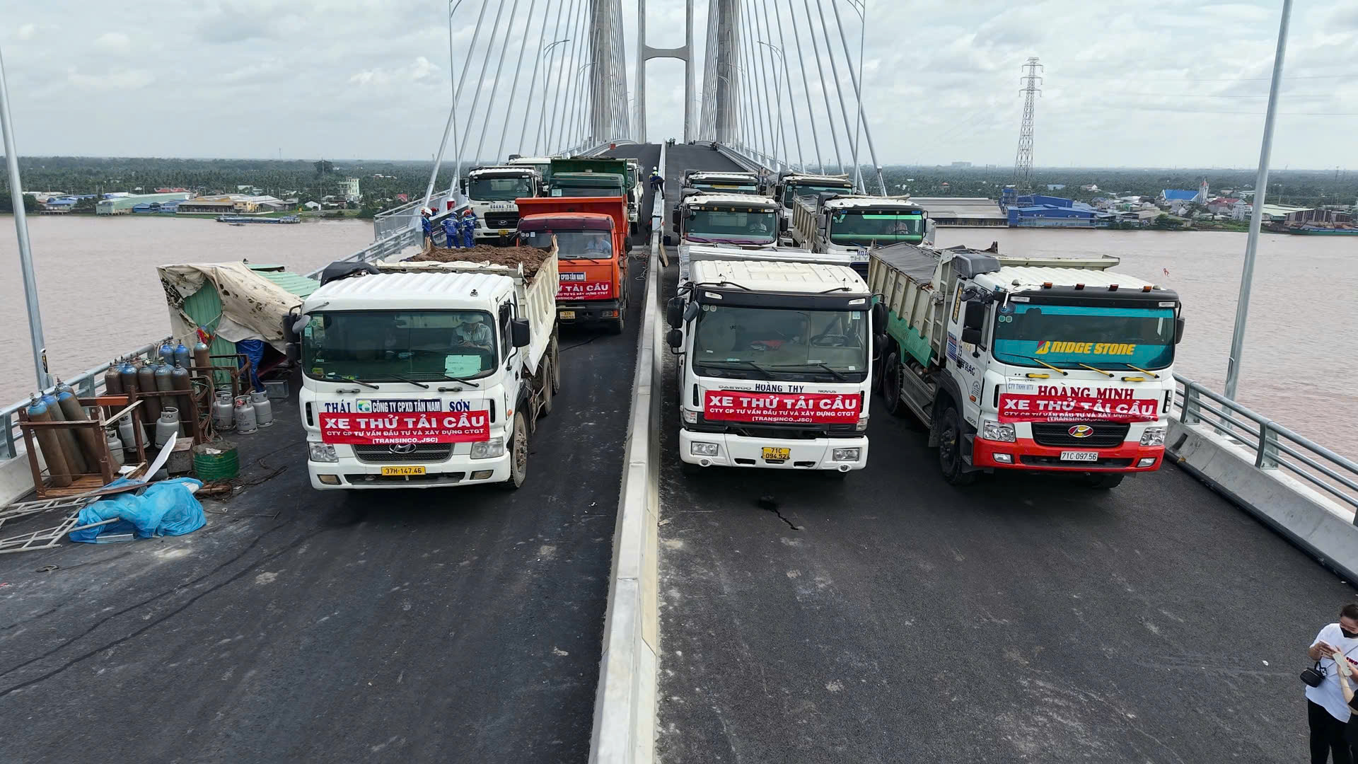 Hình ảnh hàng chục xe tải chở đầy hàng tham gia thử tải cầu Rạch Miễu 2- Ảnh 3.