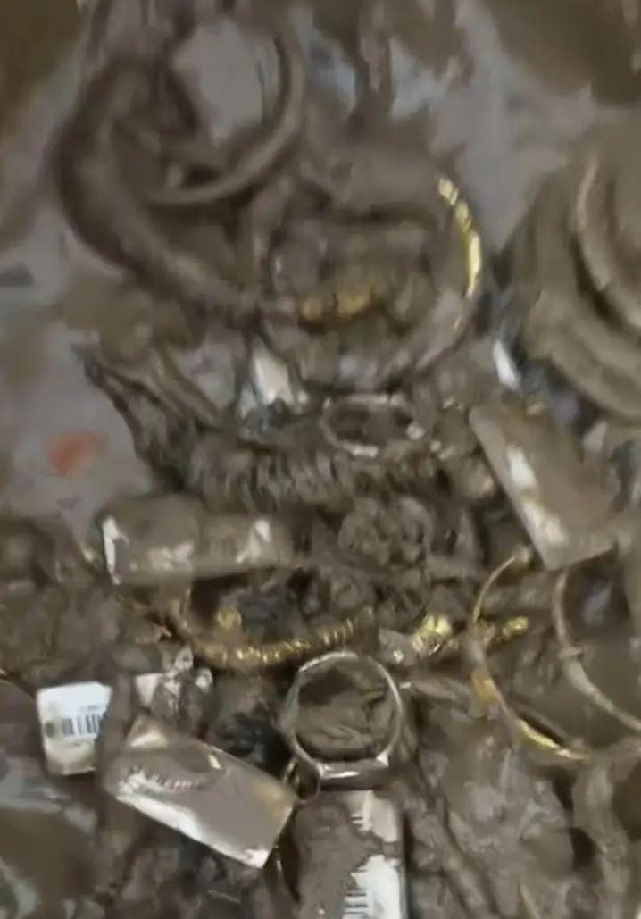 20kg vàng vừa bị lũ cuốn trôi, chủ tiệm vàng “khóc ròng” báo công an: “Mới tìm thấy 1kg”- Ảnh 2.