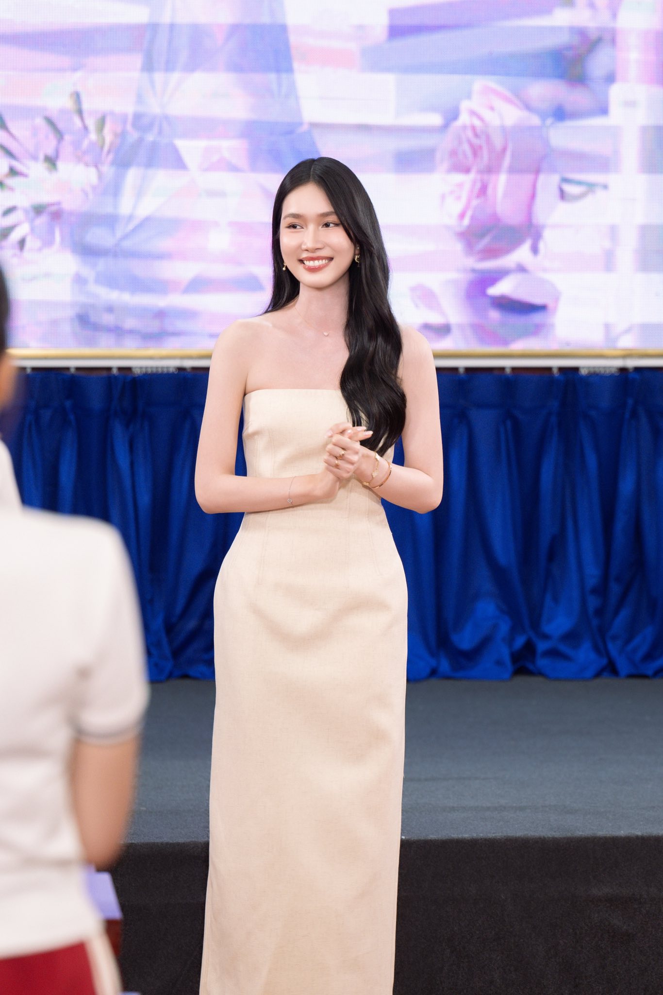 Nàng Hậu sở hữu học vấn đỉnh nhất nhì showbiz Việt làm giảng viên tại ĐH RMIT, netizen hào hứng check series TikTok Nàng Hậu sở hữu học vấn đỉnh nhất nhì showbiz Việt làm giảng viên tại ĐH RMIT, netizen hào hứng check series TikTok
