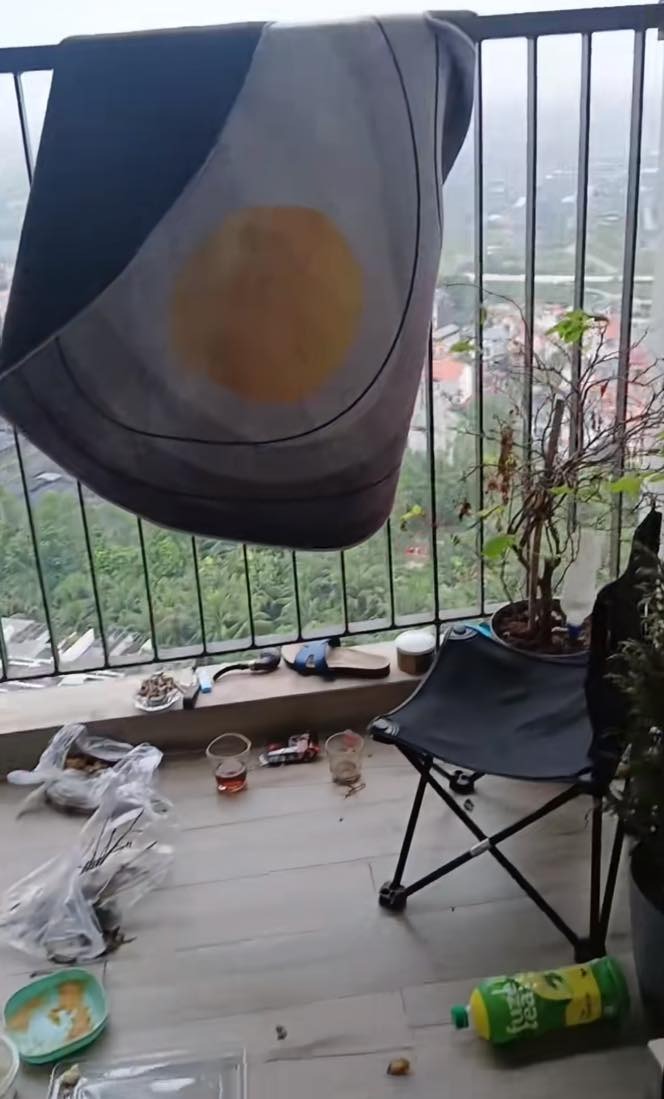 Người mẹ chán nản khi thấy con trai và con dâu 