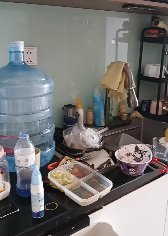 Người mẹ chán nản khi thấy con trai và con dâu 
