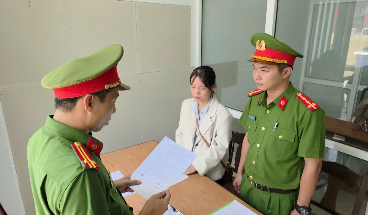 Bắt tạm giam một nữ nhân viên ngân hàng ở Đà Nẵng- Ảnh 1. Bắt tạm giam một nữ nhân viên ngân hàng ở Đà Nẵng- Ảnh 1.