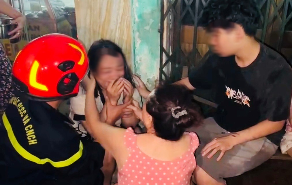 Cứu 5 người mắc kẹt trong đám cháy nhà dân, 1 cảnh sát bị nhiễm khói- Ảnh 1.