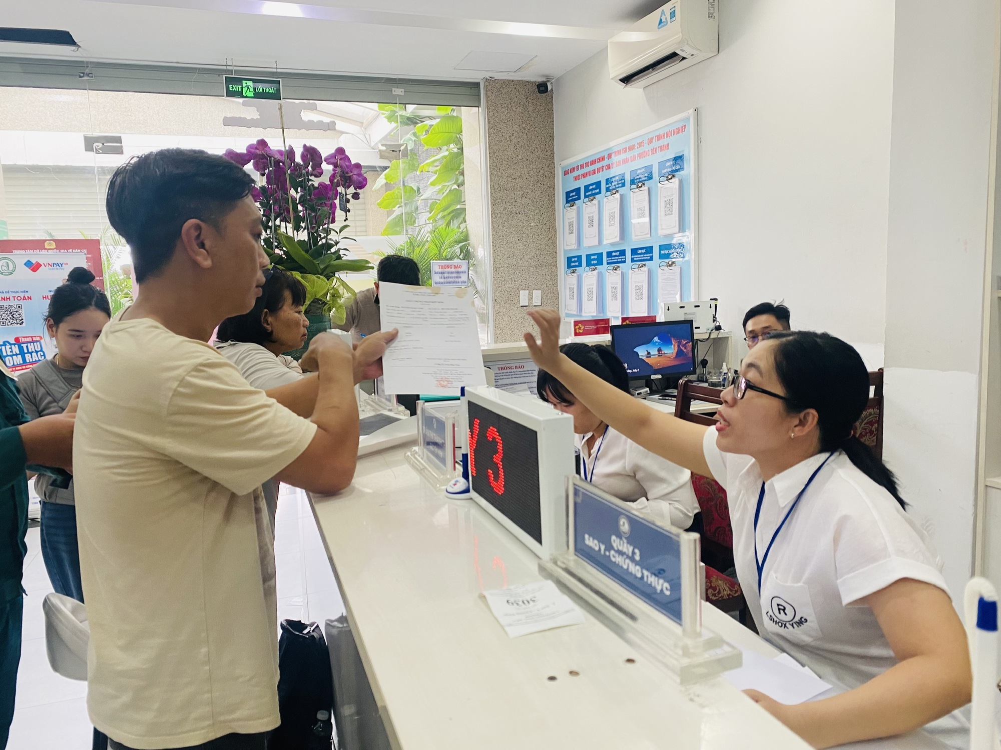 TP HCM: Chấn chỉnh tình trạng "cò làm giấy tờ" tại các Trung tâm Phục vụ hành chính công- Ảnh 1.