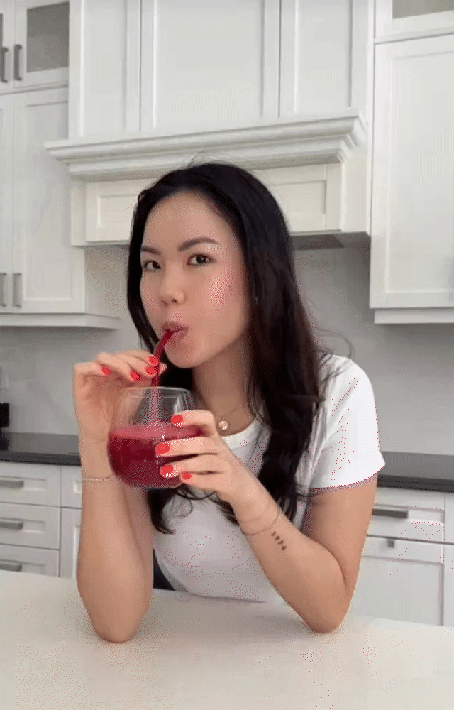 Cốc nước màu đỏ được ví như 