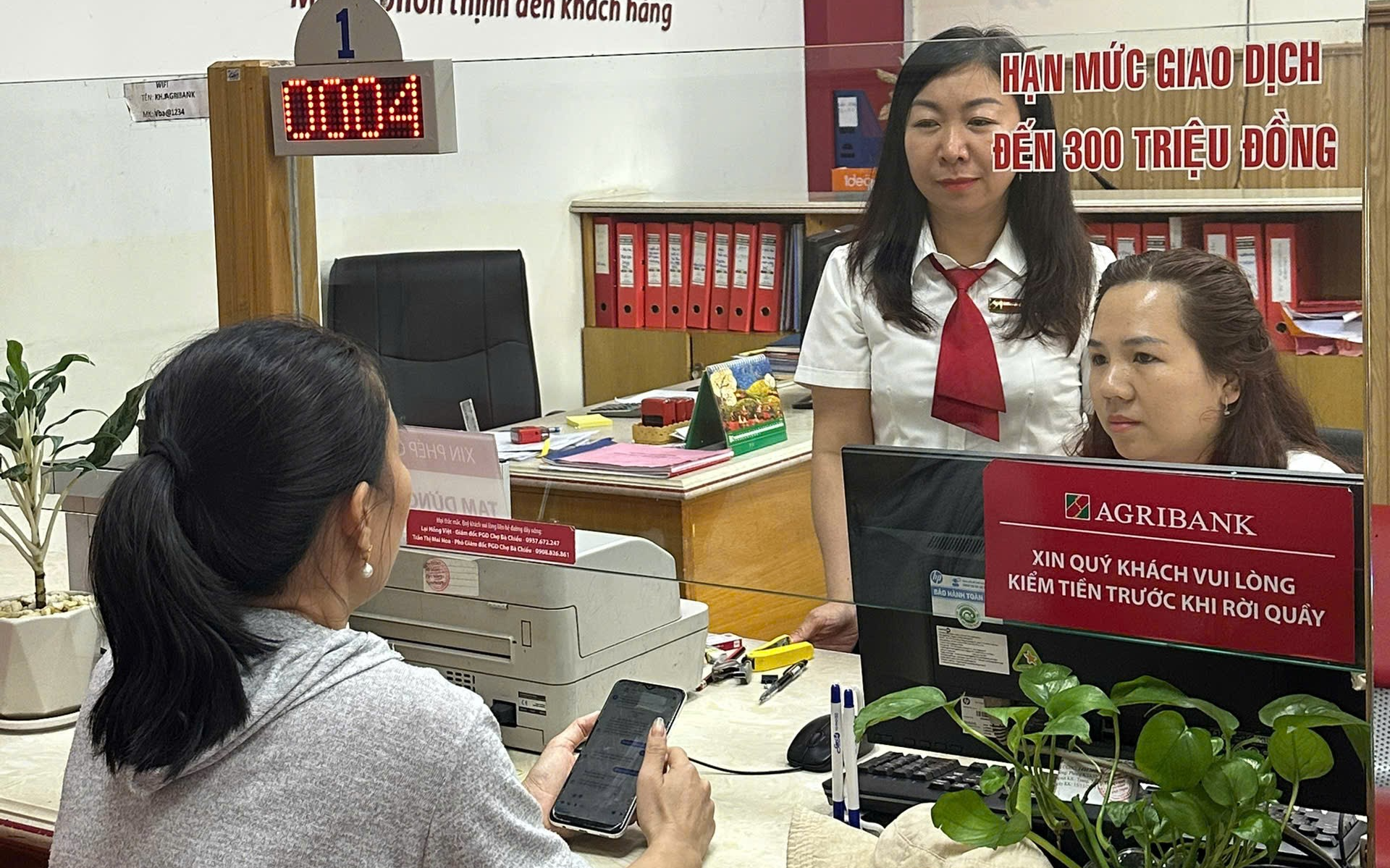 Không có tài khoản, người phụ nữ đến PGD ngân hàng để chuyển 22 triệu đồng, nhân viên Agribank thấy bất thường liền thử tra từ khóa trên mạng rồi tạm dừng giao dịch- Ảnh 1. Không có tài khoản, người phụ nữ đến PGD ngân hàng để chuyển 22 triệu đồng, nhân viên Agribank thấy bất thường liền thử tra từ khóa trên mạng rồi tạm dừng giao dịch- Ảnh 1.