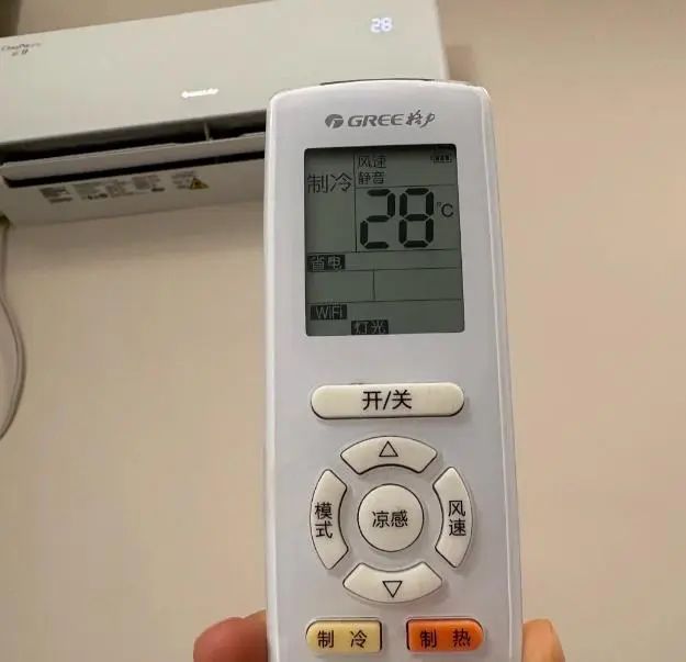 Hôm nay tôi mới biết: Mùa hè bật điều hòa ban đêm để 26 độ là sai! Đây mới là cách dùng đúng, vừa mát vừa tiết kiệm điện- Ảnh 2.