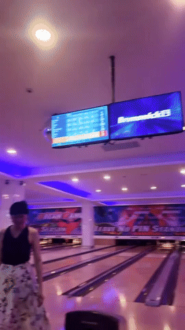 Mẹ Doãn Hải My diện đẹp thảnh thơi chơi bowling cùng các con, mẹ Văn Hậu lặng lẽ trông cháu gây chú ý- Ảnh 1. Mẹ Doãn Hải My diện đẹp thảnh thơi chơi bowling cùng các con, mẹ Văn Hậu lặng lẽ trông cháu gây chú ý- Ảnh 1.