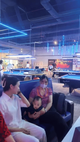 Mẹ Doãn Hải My diện đẹp thảnh thơi chơi bowling cùng các con, mẹ Văn Hậu lặng lẽ trông cháu gây chú ý- Ảnh 2. Mẹ Doãn Hải My diện đẹp thảnh thơi chơi bowling cùng các con, mẹ Văn Hậu lặng lẽ trông cháu gây chú ý- Ảnh 2.