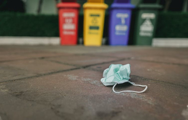 Vật bất ly thân hàng ngày của nhiều người Việt: 'Bữa tiệc vi nhựa' âm thầm vào phổi, ‘đầu độc’ môi trường- Ảnh 1. Vật bất ly thân hàng ngày của nhiều người Việt: 'Bữa tiệc vi nhựa' âm thầm vào phổi, ‘đầu độc’ môi trường- Ảnh 1.
