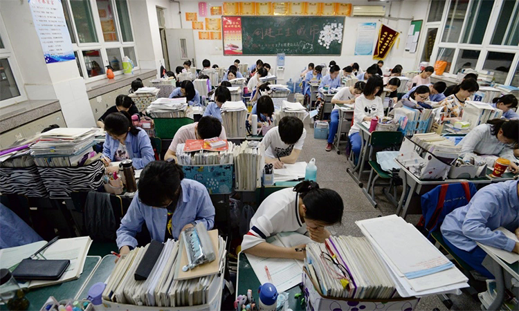 Nữ sinh học giỏi trượt đại học Thanh Hoa danh giá vì thiếu 1 điểm, người cha bật khóc khi nghe kết quả phúc khảo môn Văn: "Tại sao lại viết 2 chữ này"- Ảnh 1. Nữ sinh học giỏi trượt đại học Thanh Hoa danh giá vì thiếu 1 điểm, người cha bật khóc khi nghe kết quả phúc khảo môn Văn: "Tại sao lại viết 2 chữ này"- Ảnh 1.