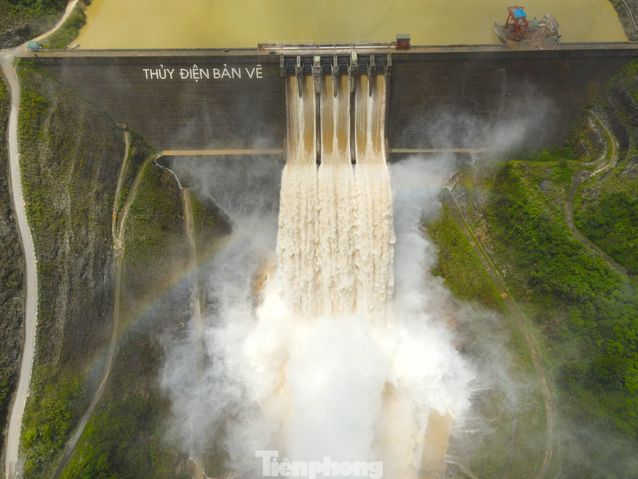 Thủy điện lớn nhất Bắc miền Trung xả lũ: Flycam ghi cảnh nước trắng xóa cuồn cuộn về xuôi- Ảnh 5.